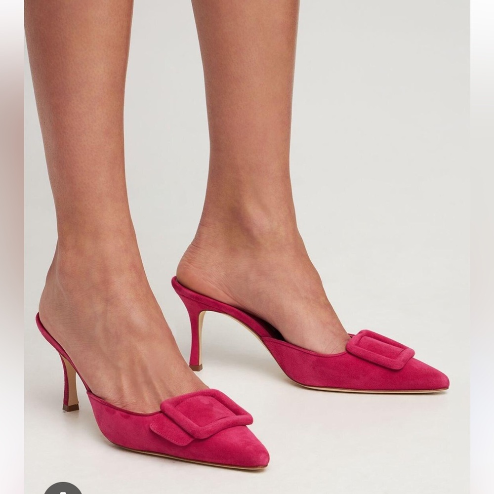 Manolo Blahnik
Maysale 70MM Suede Buckle Mules
39 (9)
Pink